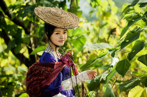 Người mà càng giống như một câu chuyện thì càng trầm tĩnh giản đơn.